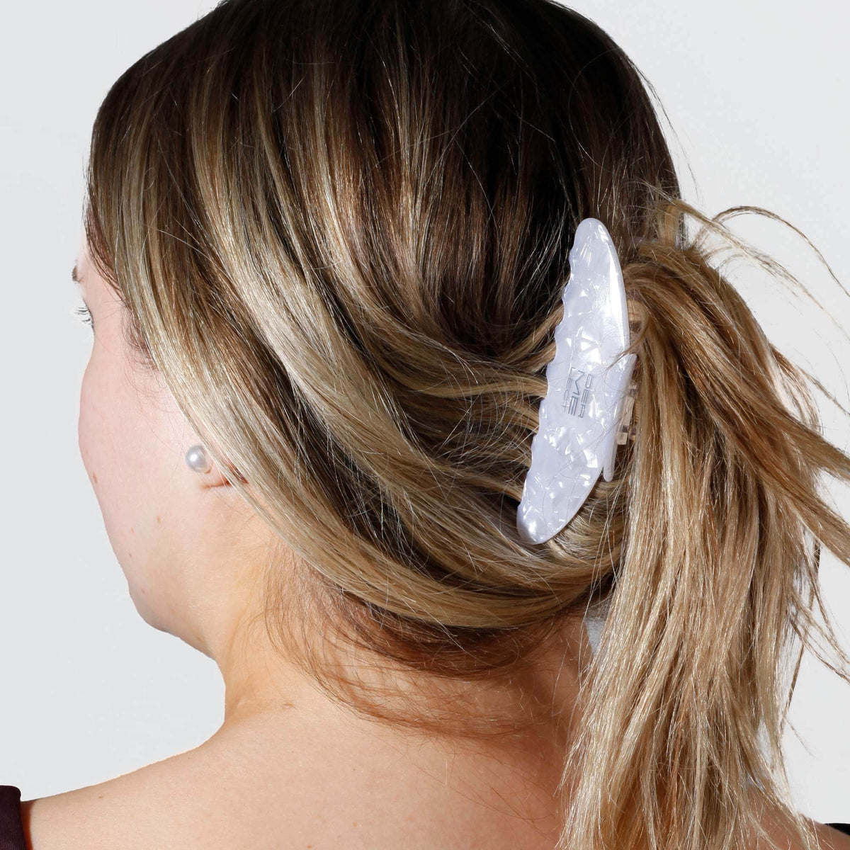 files/6400-dermelect-hair-clip-lifestyle-3.jpg